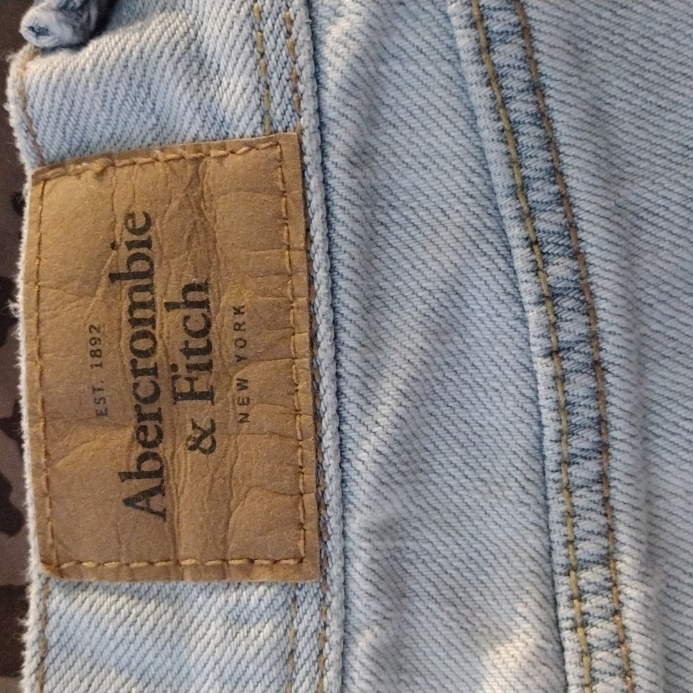 LIGHT BLUE DISTRESSED JEAN SHORT SHORTS Abercrombie&Fitch size 4 waist 27